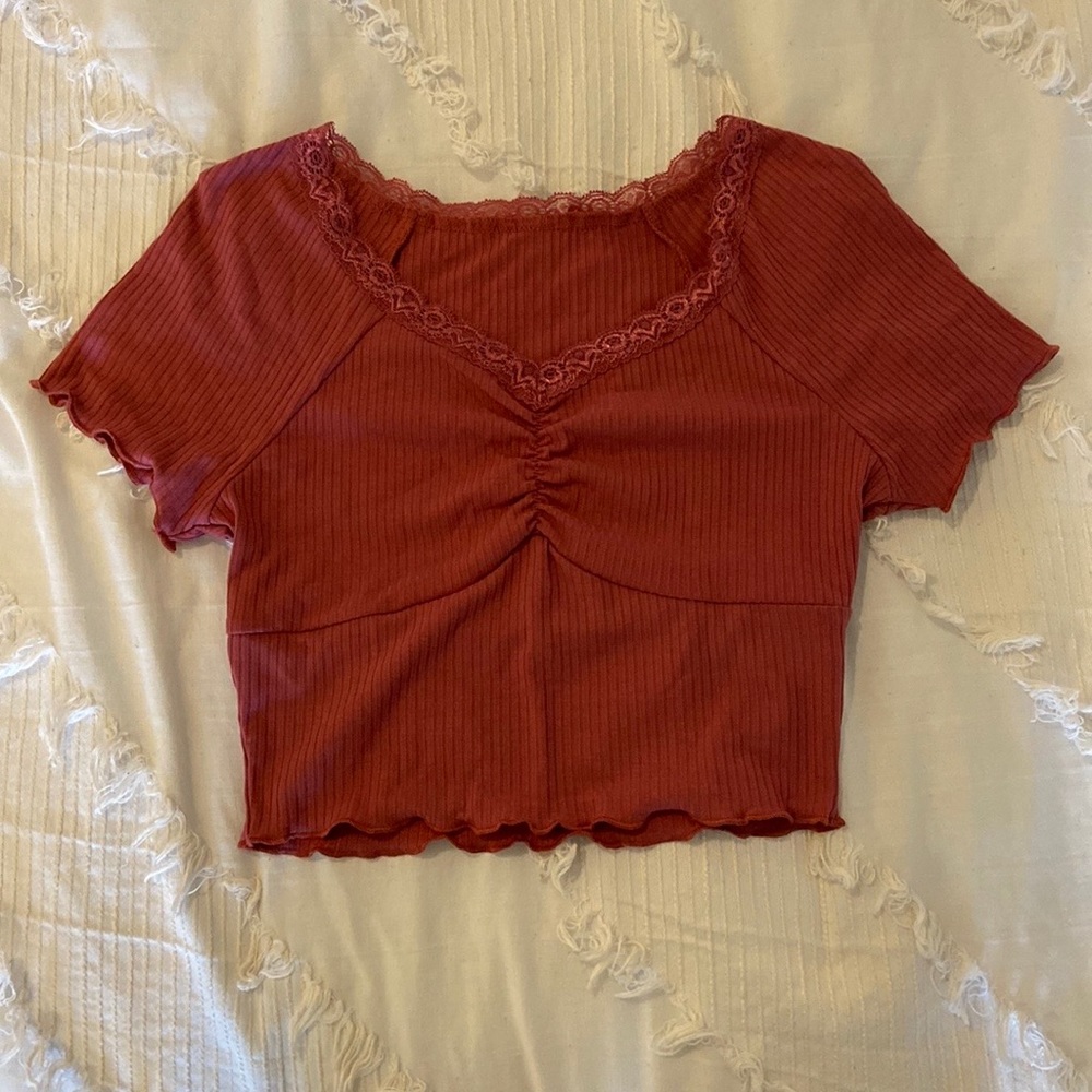 Women Red-wood lace trim rib knit cropped tee